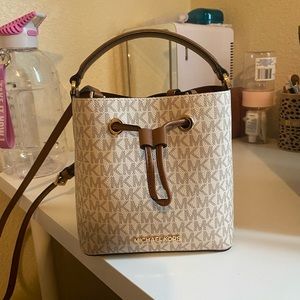 Micheal Kors crossbody Suri bucket purse